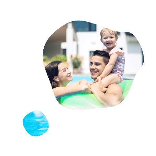 Eine dreiköpfige Familie lächelt und freut sich über ihren Tag im eigenen Pool