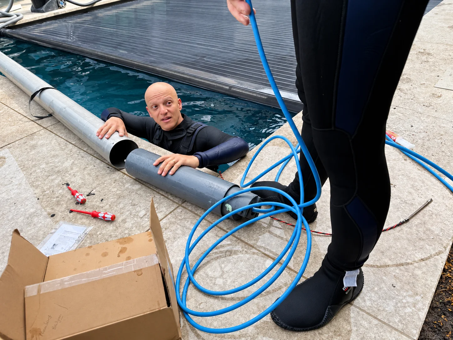 Edgar bei der Reparatur einer Pool-Rollladenabdeckung