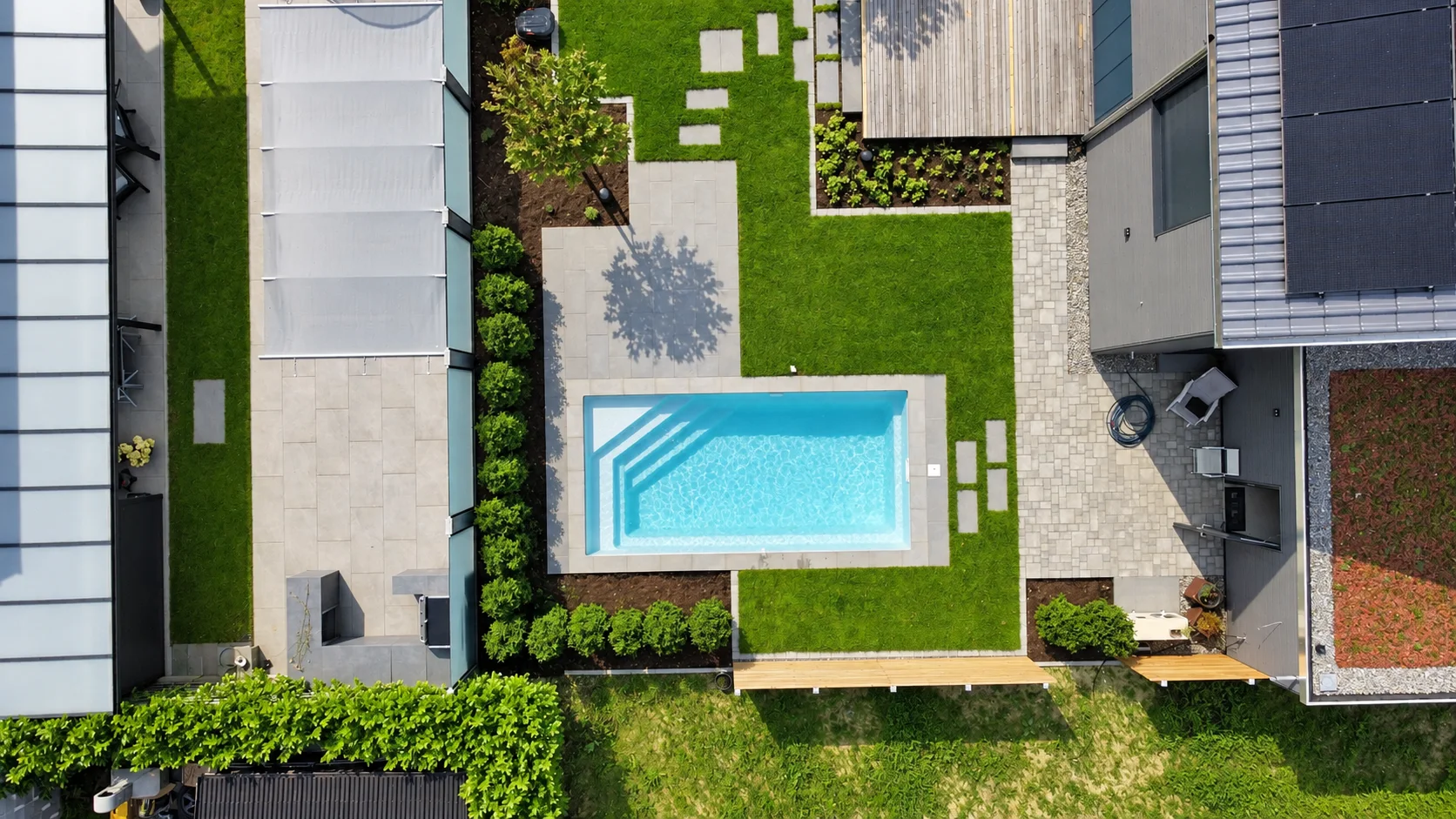 Von PONTOSPOOL gebauter Pool mit Ecktreppe im Garten in Hohberg, aus der Luft fotografiert